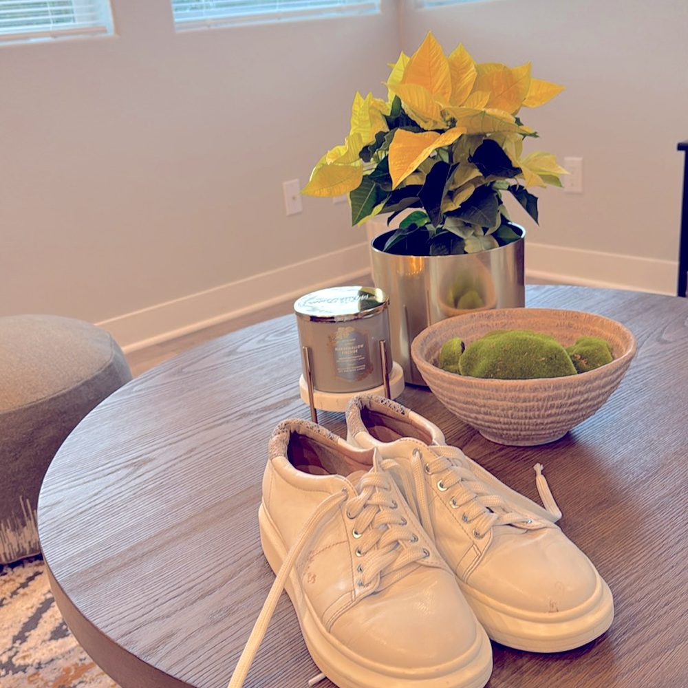 White platform sneaker